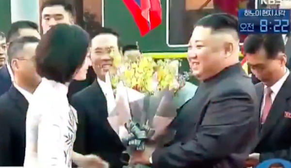 Tin tức - Hé lộ thông tin về nữ sinh mặc áo dài trắng tặng hoa cho ông Kim Jong-un
