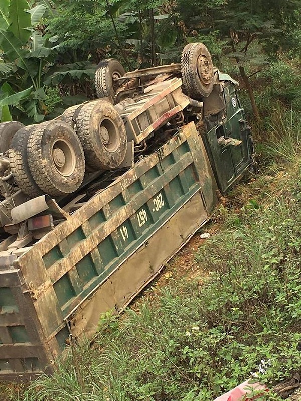 Tin trong nước - Ô tô con nát vụn sau tai nạn kinh hoàng với xe tải, tài xế tử vong (Hình 2).