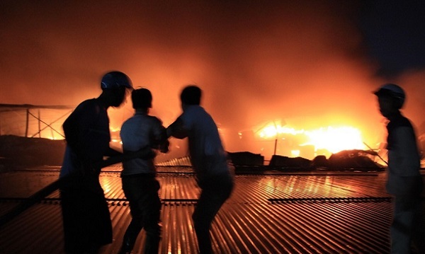 Việc tốt quanh ta - Vụ cháy nhà máy phích nước Rạng Đông: Hình ảnh xúc động trong trận hỏa hoạn kinh hoàng (Hình 2).