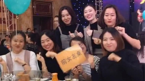 Cộng đồng mạng - Chú rể 'chơi lớn' đặt riêng một bàn tiệc cho 7 bạn gái cũ trong đám cưới