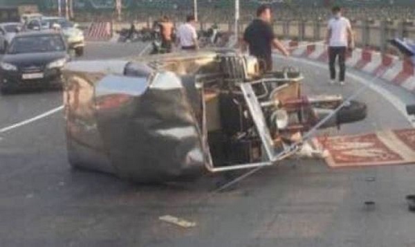Tin trong nước - Tin tức tai nạn giao thông mới nhất ngày 27/9/2019: Tự lao xe 3 bánh vào lan can cầu Vĩnh Tuy, 9X tử vong
