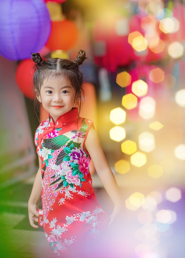 Cộng đồng mạng - Bộ ảnh 'Em xinh đẹp bên phố đèn lồng' trong veo của bé gái 4 tuổi 'đốn tim' dân mạng (Hình 12).
