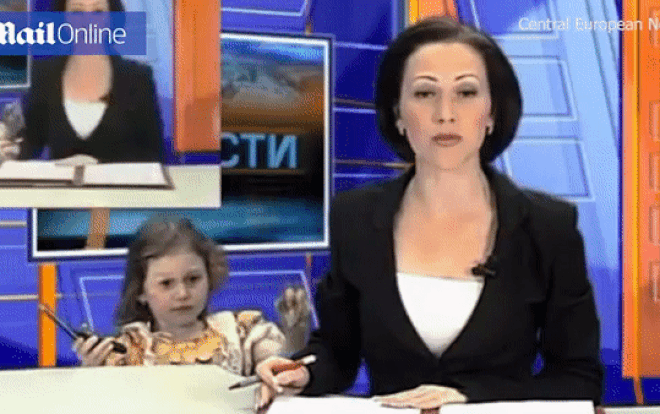 Cộng đồng mạng - Dân mạng thích thú bởi khoảnh khắc bé gái 'gây nhiễu' mẹ đang dẫn bản tin trực tiếp
