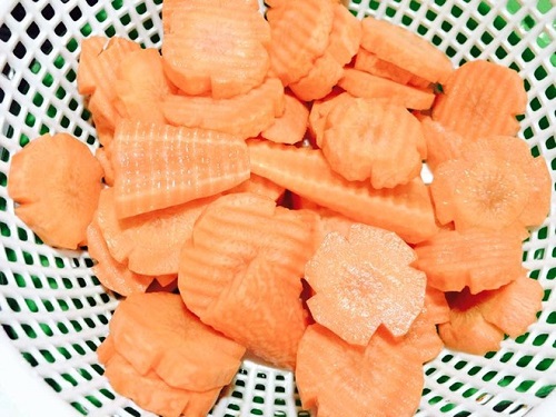 Ăn - Chơi - Cách làm mứt cà rốt bằng nước vôi trong vừa nhanh, vừa dẻo ai ăn cũng mê (Hình 2).