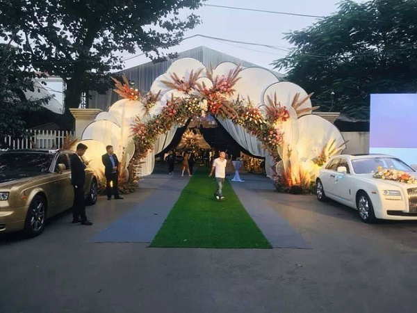 Cộng đồng mạng - Xuất hiện 'siêu đám cưới' tại Quảng Ninh, rước dâu bằng Maybach xịn sò (Hình 5).