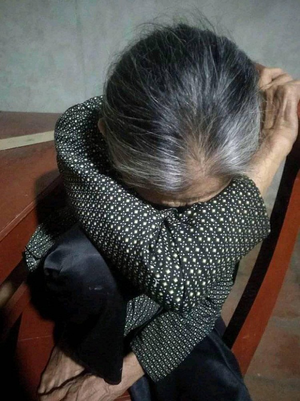 Cộng đồng mạng - Cay mắt khoảnh khắc bà già yếu, ngủ gục trên ghế khi chờ cháu gái đi học xa về ăn cơm