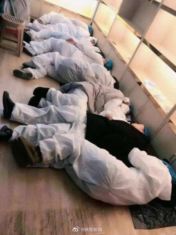 Cộng đồng mạng - Quay cuồng vì virus Corona, bác sĩ ở Vũ Hán ngủ luôn trên sàn nhà, ghế tựa
