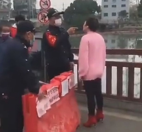 Cộng đồng mạng - Bị ngăn qua cầu vì không mang khẩu trang, người phụ nữ giận giữ nhảy xuống sông chống đối