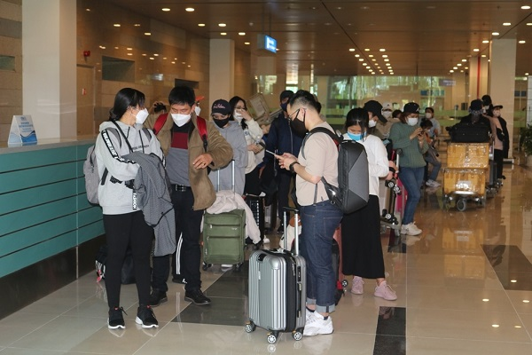 Tin trong nước - Hành khách về từ Hàn Quốc yên tâm đến khu cách ly khi đáp xuống sân bay Cần Thơ (Hình 2).