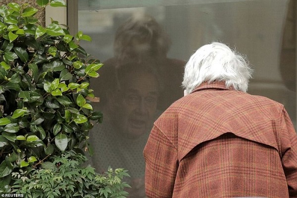 Đời sống - Tin tức đời sống mới nhất ngày 8/3/2020: Cảm động cảnh cụ bà 88 tuổi đến thăm chồng tại khu cách ly