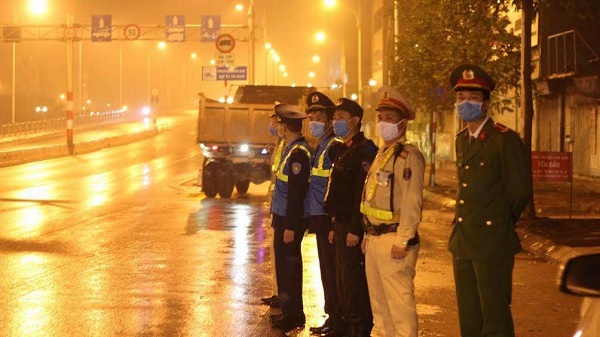 Tin trong nước - Hà Nội xử phạt 57 phương tiện vận tải trong 15 ngày cách ly xã hội