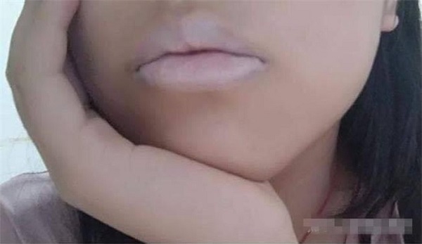 Cộng đồng mạng - Cô gái háo hức vì được bạn trai mua son môi tặng sinh nhật, vừa bôi thử đã giận 'tím mặt' (Hình 3).