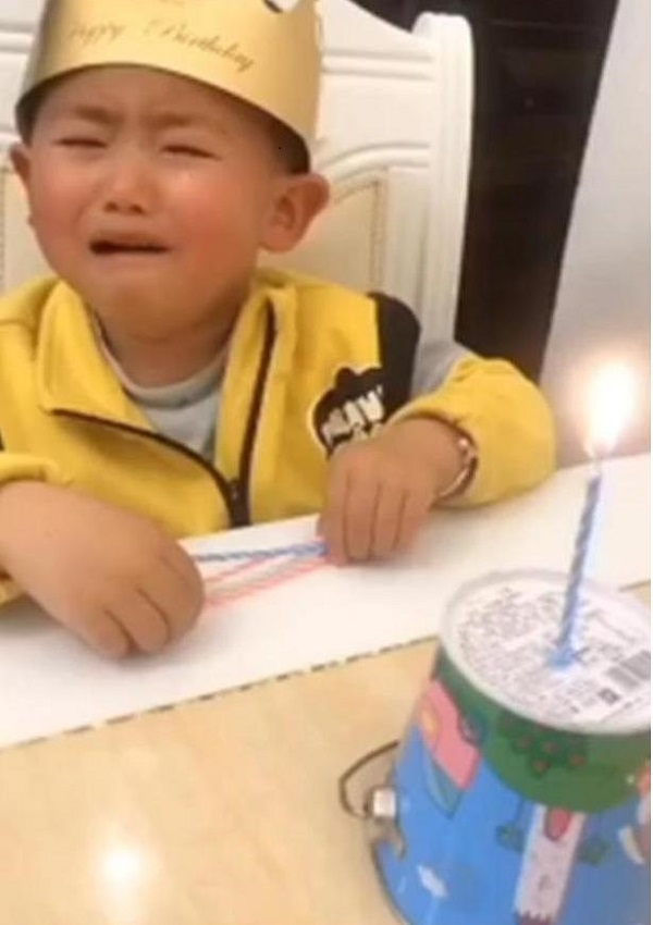 Cộng đồng mạng - Đang hào hứng chào đón sinh nhật, con trai bỗng 'khóc thét' khi nhìn thấy chiếc bánh bố tặng (Hình 3).