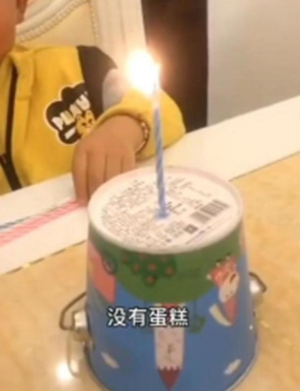Cộng đồng mạng - Đang hào hứng chào đón sinh nhật, con trai bỗng 'khóc thét' khi nhìn thấy chiếc bánh bố tặng (Hình 4).