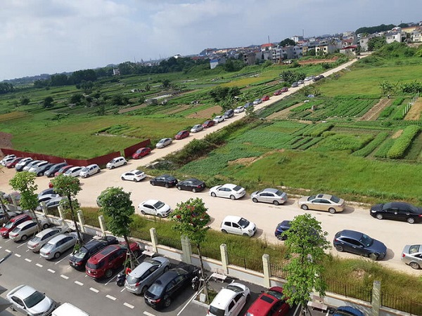 Cộng đồng mạng - Choáng váng trước cảnh gần trăm chiếc ô tô đỗ kín sân trường ngày họp phụ huynh ở Thái Nguyên (Hình 3).