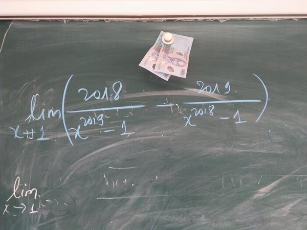 Cộng đồng mạng - Thầy giáo 'mạnh tay' đặt thứ này để 'dụ' học sinh lên bảng, không ngờ gây tranh cãi dữ dội (Hình 2).