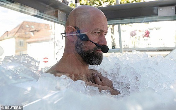 Đời sống - Người đàn ông 'cắn răng' ngâm mình trong thùng đá lạnh suốt 2 tiếng rưỡi để phá kỷ lục Guinness