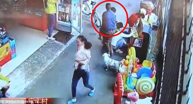 Tin tức - Video: Bé trai bị bắt cóc ngay chỗ đông người mà không ai phát hiện (Hình 2).