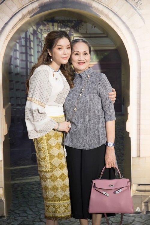 Giải trí - Dàn sao Việt báo hiếu bố mẹ khi thành công: Hòa Minzy mua nhà tiền tỷ, Lý Nhã Kỳ đưa mẹ đi vi vu khắp nơi
