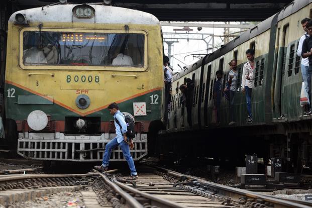 Tin thế giới - Lo thất nghiệp và áp lực thi cử, 4 thanh niên Ấn Độ lao đầu vào xe lửa tự tử