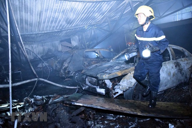 Tin tức - Hiện trường vụ hỏa hoạn thiêu rụi gara ô tô tại Nam Trung Yên