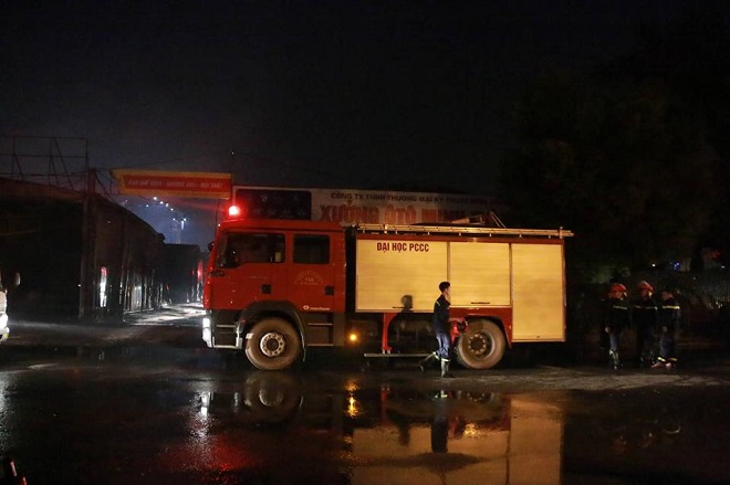 Tin tức - Hiện trường vụ hỏa hoạn thiêu rụi gara ô tô tại Nam Trung Yên (Hình 3).