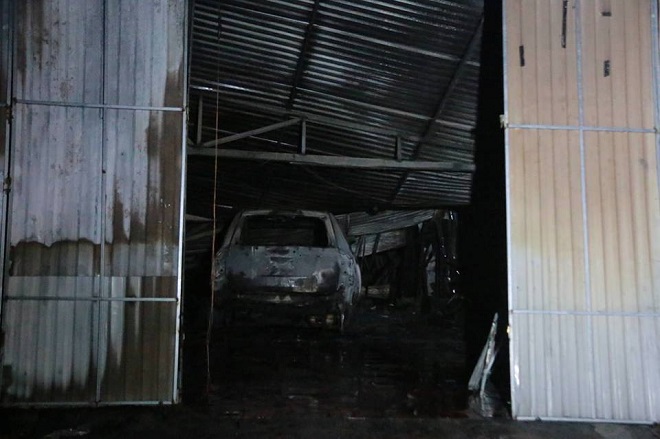 Tin tức - Hiện trường vụ hỏa hoạn thiêu rụi gara ô tô tại Nam Trung Yên (Hình 4).