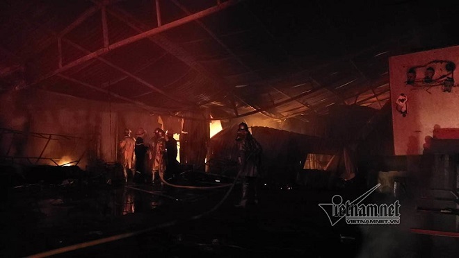 Tin tức - Hiện trường vụ hỏa hoạn thiêu rụi gara ô tô tại Nam Trung Yên (Hình 6).