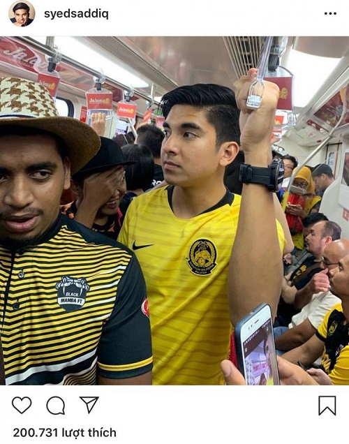 Tin thế giới - Cư dân mạng 'tan chảy' nhìn bộ trưởng Malaysia đi tàu điện ngầm đến xem chung kết AFF Cup