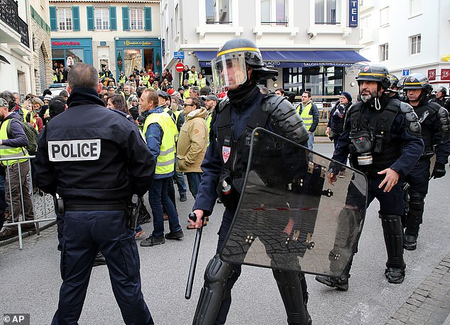 Tin thế giới - Chính phủ Pháp đau đầu vì lực lượng cảnh sát cũng đe dọa đình công, xuống đường biểu tình