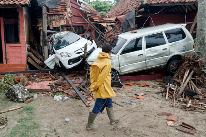 Tin thế giới - Nhân chứng trận sóng thần ở Indonesia: 'Sóng cao hơn cả tòa nhà 3, 4 mét' (Hình 3).