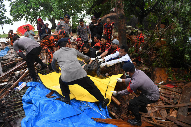 Tin thế giới - Sóng thần Indonesia: Bàng hoàng trước con số thương vong lên tới hơn 1.800 người (Hình 4).