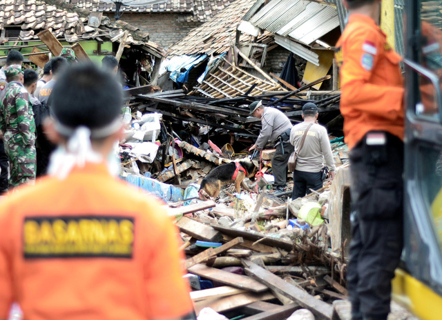 Tin thế giới - Sóng thần Indonesia: Bàng hoàng trước con số thương vong lên tới hơn 1.800 người (Hình 6).