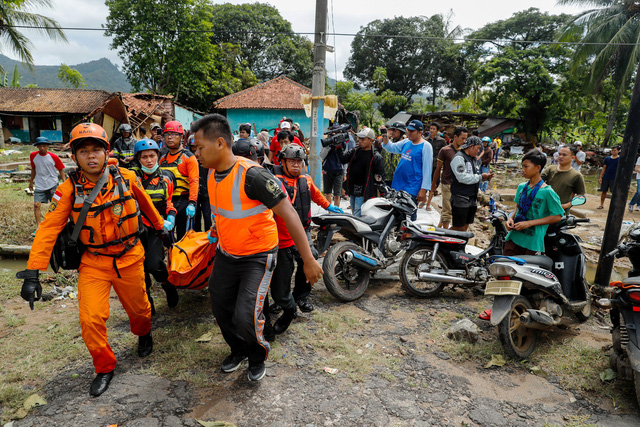 Tin thế giới - Sóng thần Indonesia: Bàng hoàng trước con số thương vong lên tới hơn 1.800 người (Hình 8).