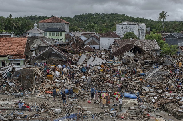 Tin thế giới - Sóng thần Indonesia: Bàng hoàng trước con số thương vong lên tới hơn 1.800 người 