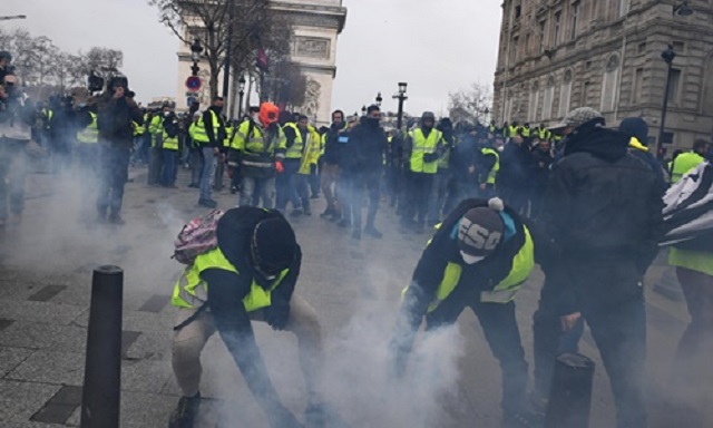 Tin thế giới - Cận cảnh cuộc đụng độ giữa hàng ngàn người biểu tình với cảnh sát Paris (Hình 2).