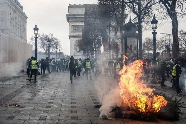 Tin thế giới - Cận cảnh cuộc đụng độ giữa hàng ngàn người biểu tình với cảnh sát Paris (Hình 6).