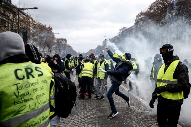 Tin thế giới - Cận cảnh cuộc đụng độ giữa hàng ngàn người biểu tình với cảnh sát Paris (Hình 9).