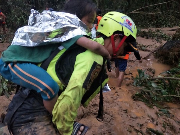 Tin thế giới - Xúc động khoảnh khắc đội cứu hộ giải cứu các nạn nhân mắc kẹt sau sự cố vỡ đập tại Lào