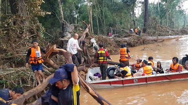 Tin thế giới - Xúc động khoảnh khắc đội cứu hộ giải cứu các nạn nhân mắc kẹt sau sự cố vỡ đập tại Lào (Hình 11).