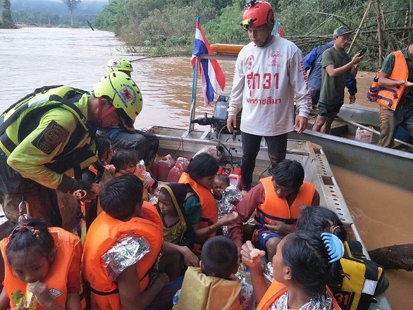 Tin thế giới - Xúc động khoảnh khắc đội cứu hộ giải cứu các nạn nhân mắc kẹt sau sự cố vỡ đập tại Lào (Hình 10).