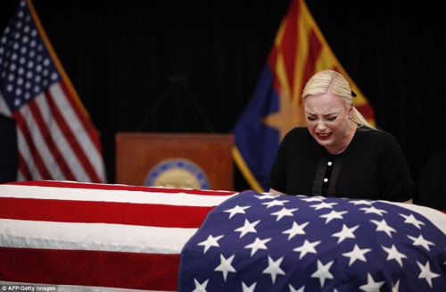 Tin thế giới - Vợ nghị sĩ John McCain bật khóc, hôn lên linh cữu chồng (Hình 2).