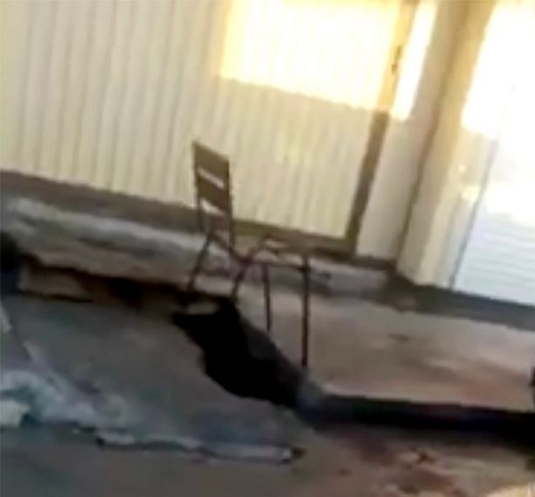 Video - Video: Sảy chân rơi xuống cống thoát nước, cậu bé bị cuốn thẳng ra biển Đen