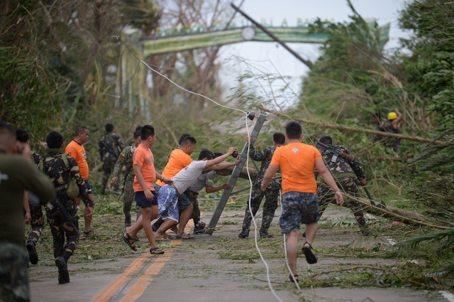 Tin thế giới - Siêu bão Mangkhut đổ bộ, Philippines gồng mình chống chọi (Hình 11).
