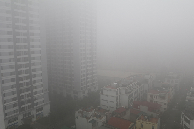 Tin tức - Chùm ảnh: Sương mù dày đặc, người dân thủ đô ngỡ như đang ở Sapa (Hình 2).