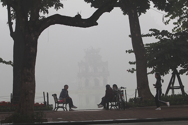 Tin tức - Chùm ảnh: Sương mù dày đặc, người dân thủ đô ngỡ như đang ở Sapa (Hình 6).