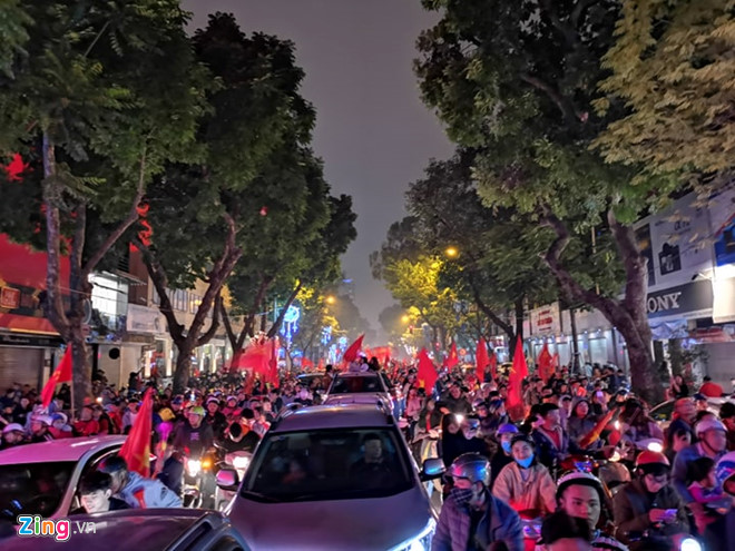 Tin tức - Hàng triệu CĐV vỡ òa hạnh phúc, đổ ra đường mừng đội tuyển Việt Nam lập kỳ tích tại Asian Cup 2019 (Hình 8).