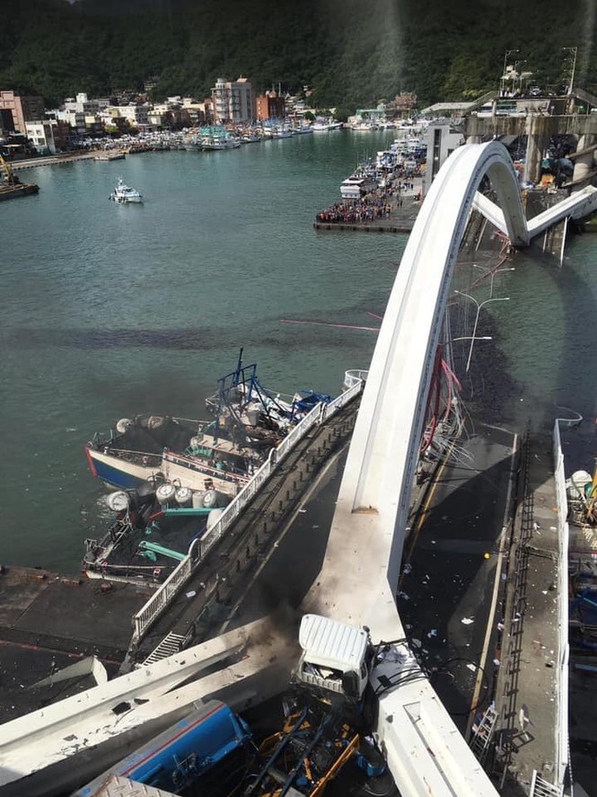 Tin thế giới - Kinh hoàng cầu 140m tại Đài Loan bất ngờ đổ sập, nhiều người mất tích (Hình 2).