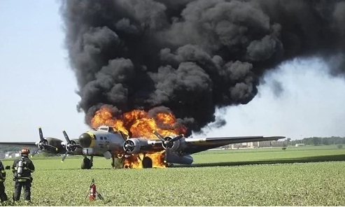 Tin thế giới - Máy bay ném bom B-17 gặp nạn tại sân bay Mỹ, ít nhất 7 người thiệt mạng