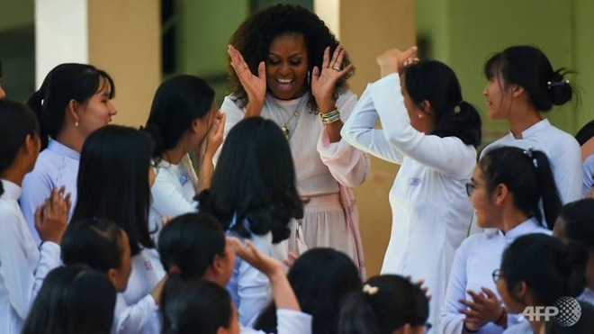 Giáo dục pháp luật - Nụ cười rạng rỡ và vòng tay ấm áp của bà Michelle Obama ở Việt Nam (Hình 5).